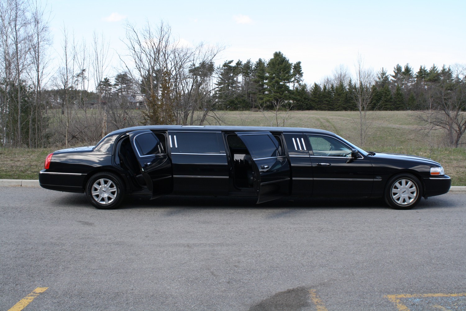Black Strech Limousine 5 Doors in San Diego for prom, quinceanera, wedding, dinner, airport transfers and more